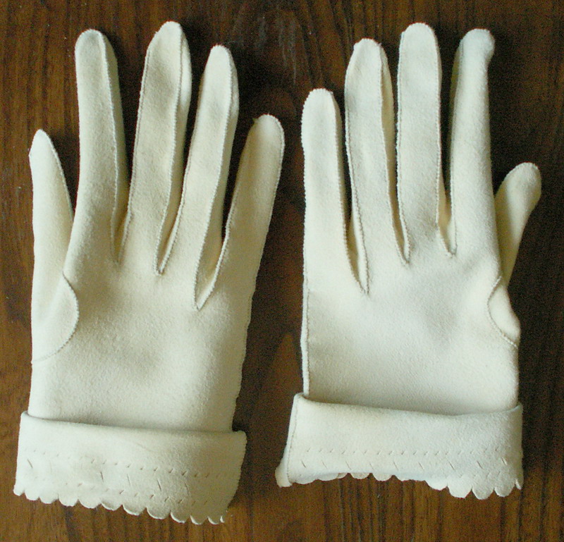 16th century ladies gloves